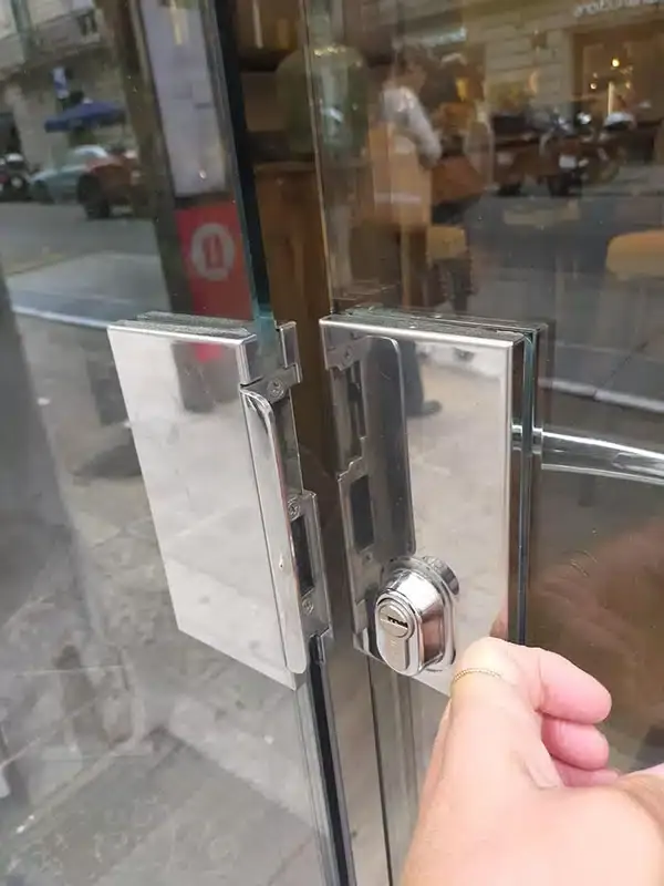 Escudo acorazado magnético de alta protección instalado sobre cerradura