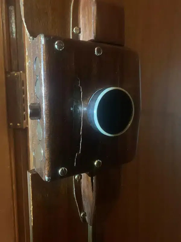 Inspección de mecanismos y comprobación del pestillo en puerta acorazada