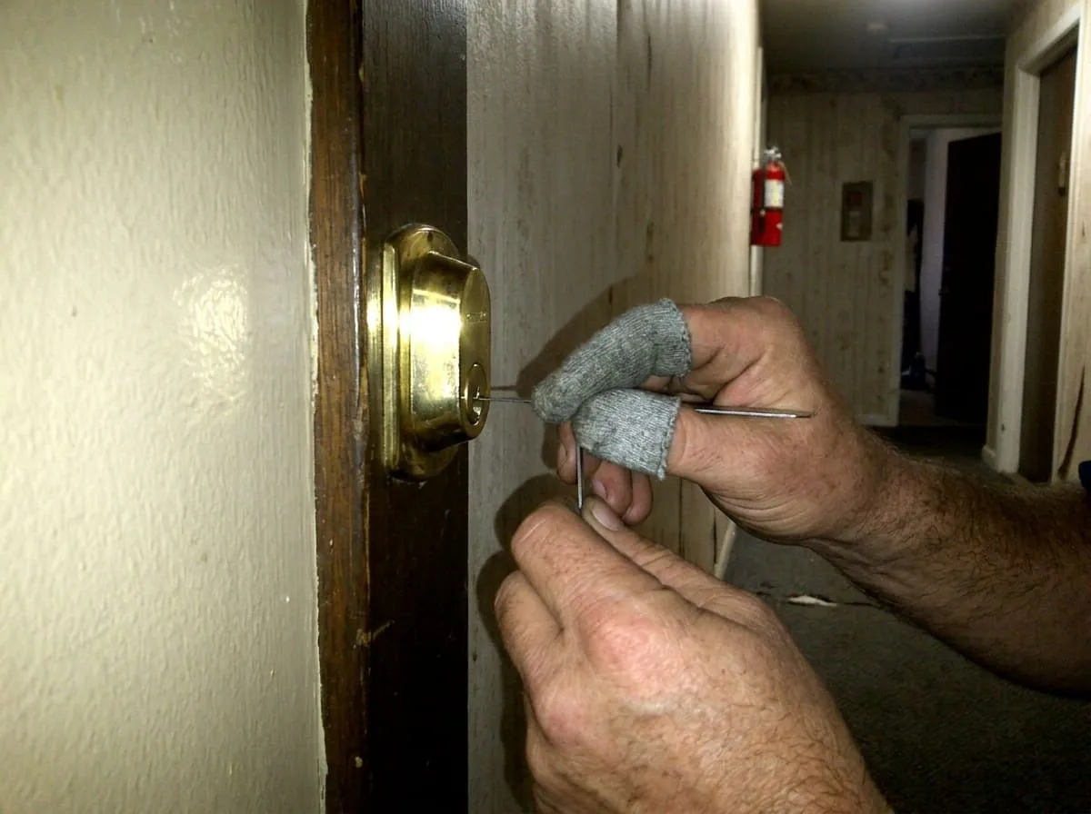 Técnico aplicando método de ganzuado para apertura no destructiva